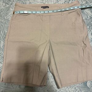 Pull on women’s green Shorts bin3